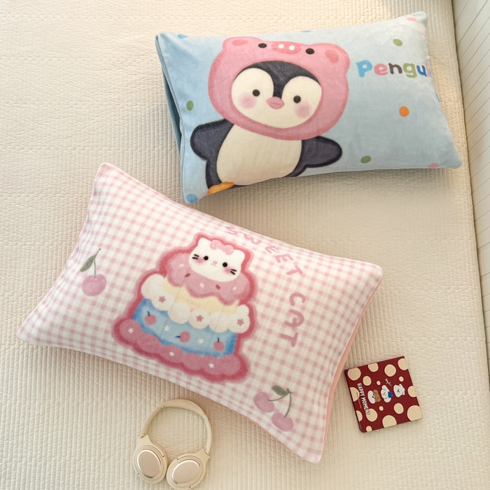 91家纺网 家纺一手货源 找家纺 倾慕家纺 2026新款数码大版牛奶绒单枕套 蛋糕猫咪