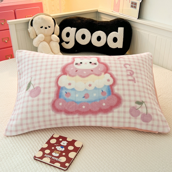 91家纺网 家纺一手货源 找家纺 倾慕家纺 2026新款数码大版牛奶绒单枕套 蛋糕猫咪