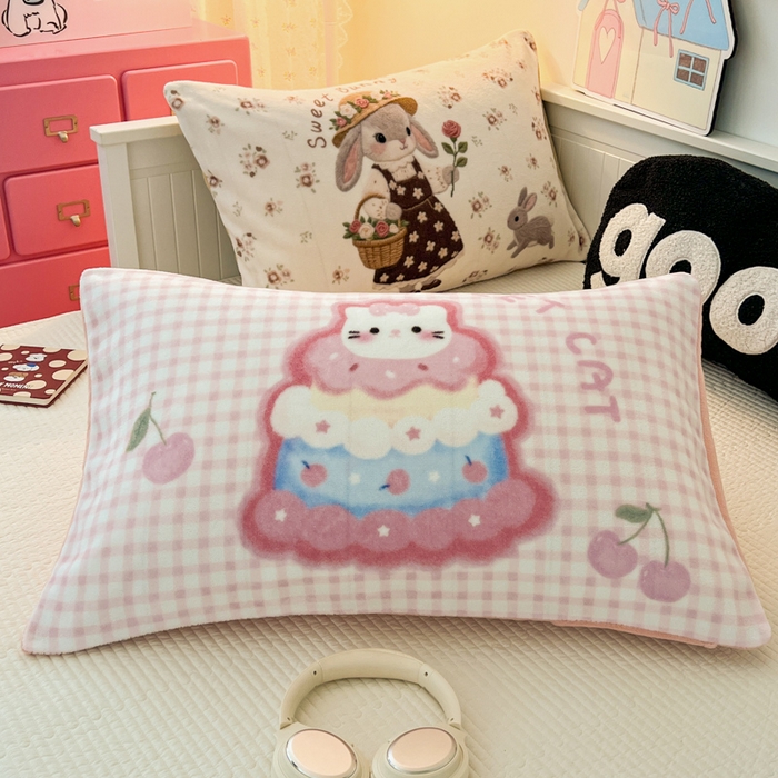 91家纺网 家纺一手货源 找家纺 倾慕家纺 2026新款数码大版牛奶绒单枕套 蛋糕猫咪