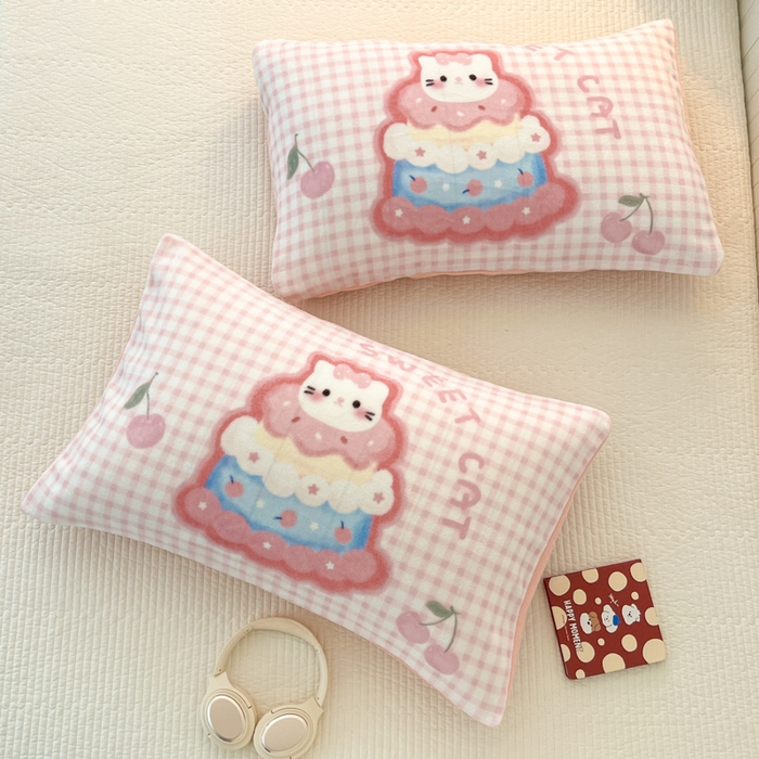 91家纺网 家纺一手货源 找家纺 倾慕家纺 2026新款数码大版牛奶绒单枕套 蛋糕猫咪