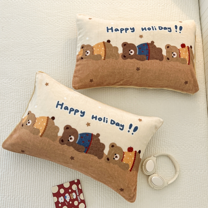 91家纺网 家纺一手货源 找家纺 倾慕家纺 2026新款数码大版牛奶绒单枕套 躺躺熊