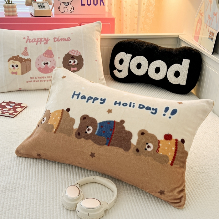 91家纺网 家纺一手货源 找家纺 倾慕家纺 2026新款数码大版牛奶绒单枕套 躺躺熊