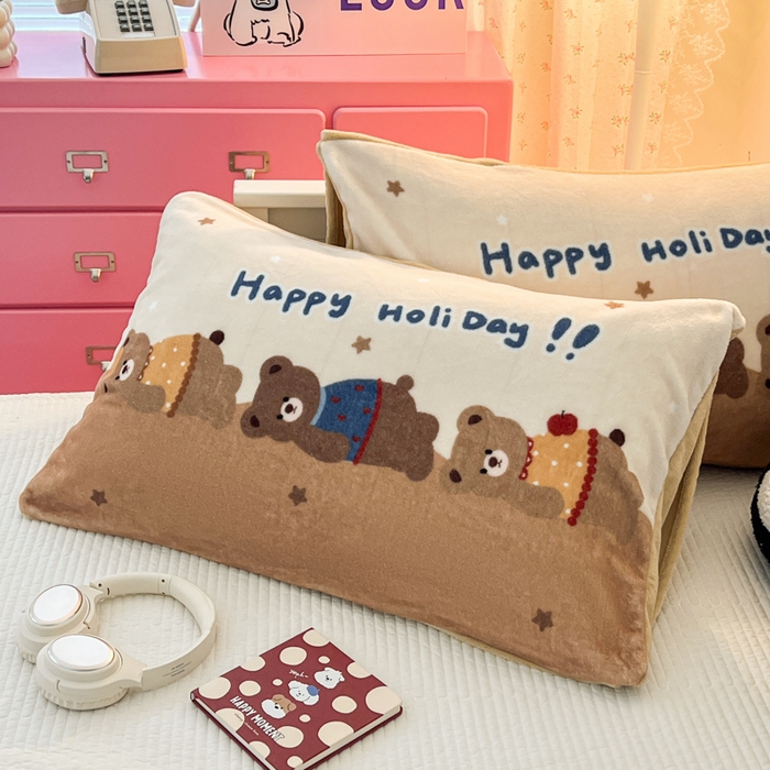 91家纺网 家纺一手货源 找家纺 倾慕家纺 2026新款数码大版牛奶绒单枕套 躺躺熊