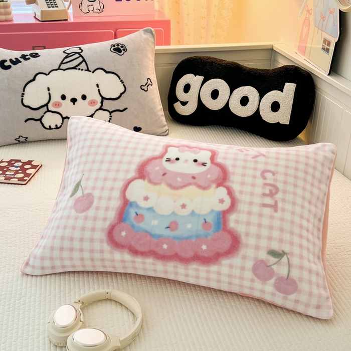 91家纺网 家纺一手货源 找家纺 倾慕家纺 2026新款数码大版牛奶绒单枕套 蛋糕猫咪