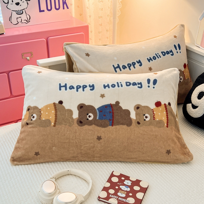 91家纺网 家纺一手货源 找家纺 倾慕家纺 2026新款数码大版牛奶绒单枕套 躺躺熊