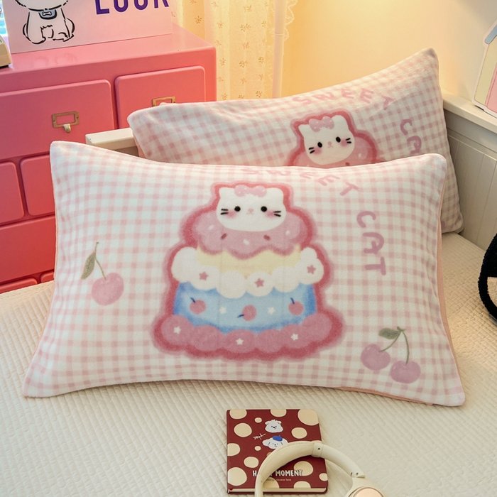 91家纺网 家纺一手货源 找家纺 倾慕家纺 2026新款数码大版牛奶绒单枕套 蛋糕猫咪