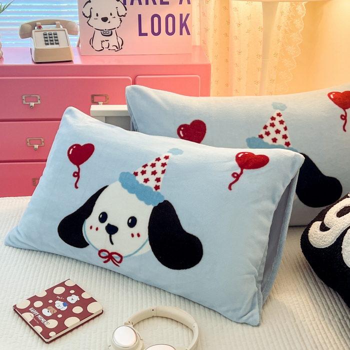 91家纺网 家纺一手货源 找家纺 倾慕家纺 2026新款数码大版牛奶绒单枕套 大耳朵狗