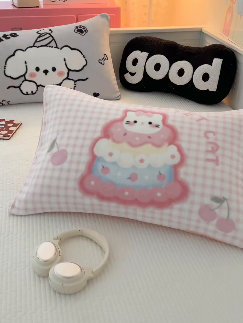 91家纺网 家纺一手货源 找家纺 倾慕家纺 2026新款数码大版牛奶绒单枕套 蛋糕猫咪