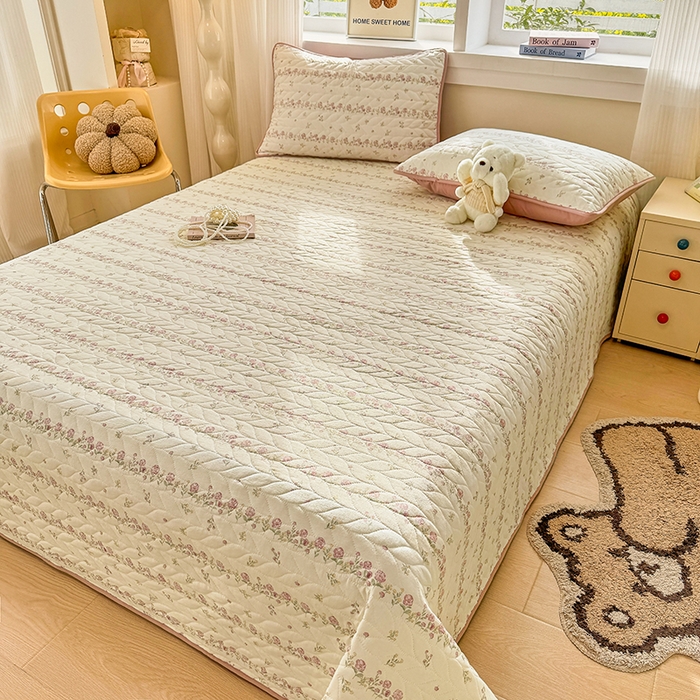 91家纺网 家纺一手货源 找家纺 汣沐生活 2025新款可水洗针织棉印花款夹棉床盖床盖三件套 夏日蔷薇