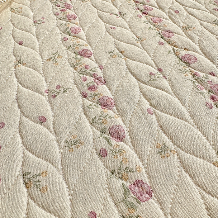 91家纺网 家纺一手货源 找家纺 汣沐生活 2025新款可水洗针织棉印花款夹棉床盖床盖三件套 夏日蔷薇