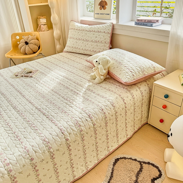 91家纺网 家纺一手货源 找家纺 汣沐生活 2025新款可水洗针织棉印花款夹棉床盖床盖三件套 夏日蔷薇