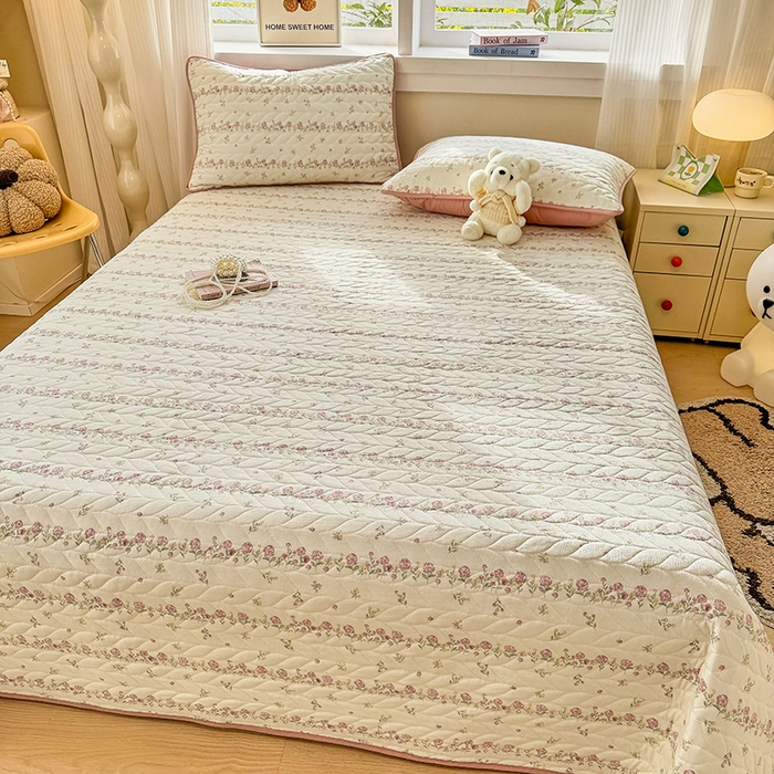 91家纺网 家纺一手货源 找家纺 汣沐生活 2025新款可水洗针织棉印花款夹棉床盖床盖三件套 夏日蔷薇