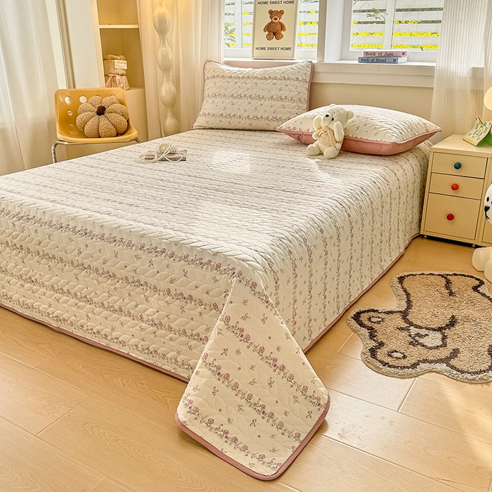 91家纺网 家纺一手货源 找家纺 汣沐生活 2025新款可水洗针织棉印花款夹棉床盖床盖三件套 夏日蔷薇