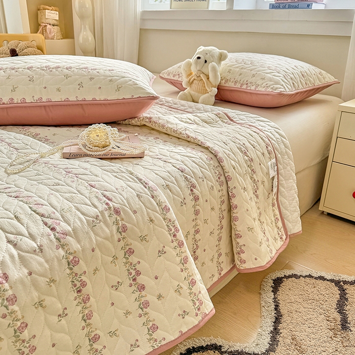 91家纺网 家纺一手货源 找家纺 汣沐生活 2025新款可水洗针织棉印花款夹棉床盖床盖三件套 夏日蔷薇