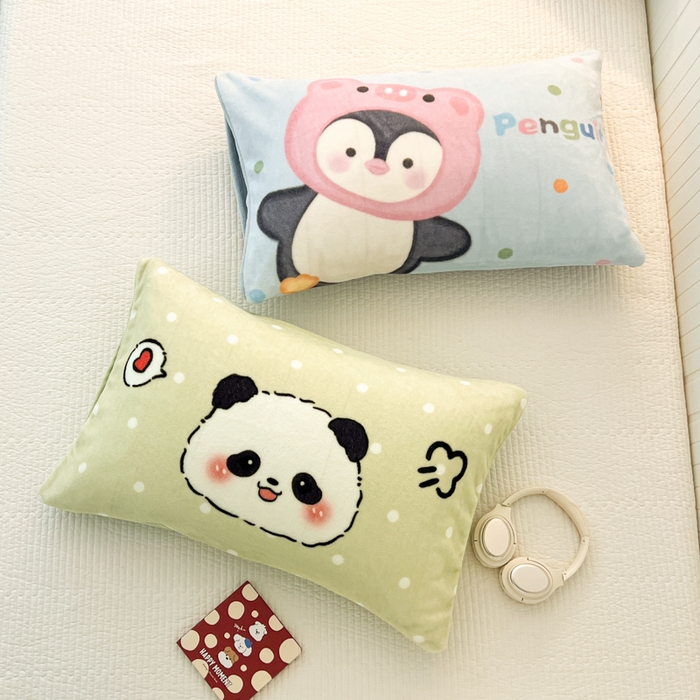 91家纺网 家纺一手货源 找家纺 倾慕家纺 2026新款数码大版牛奶绒单枕套 小熊猫