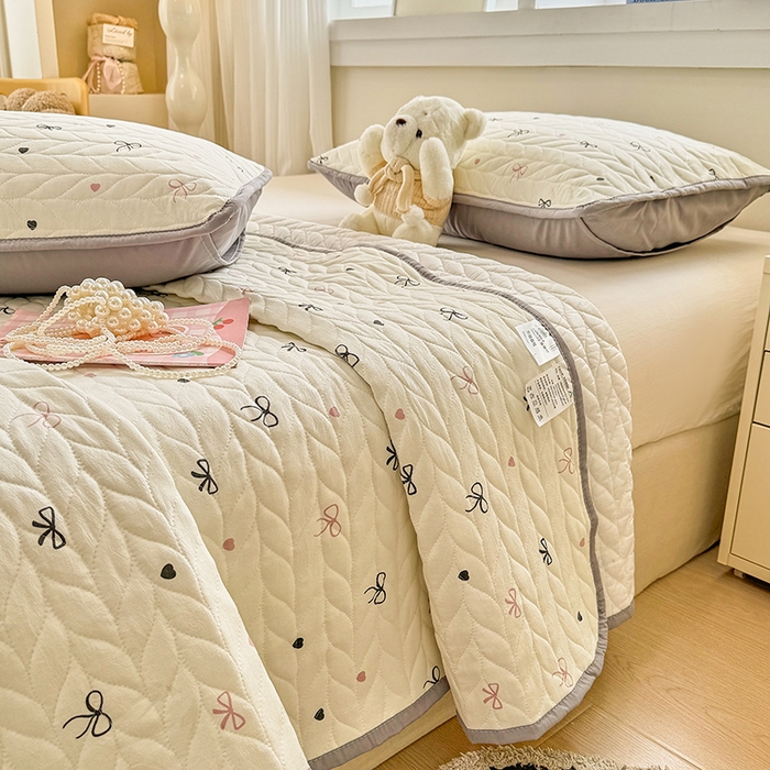 91家纺网 家纺一手货源 找家纺 汣沐生活 2025新款可水洗针织棉印花款夹棉床盖床盖三件套 小美满