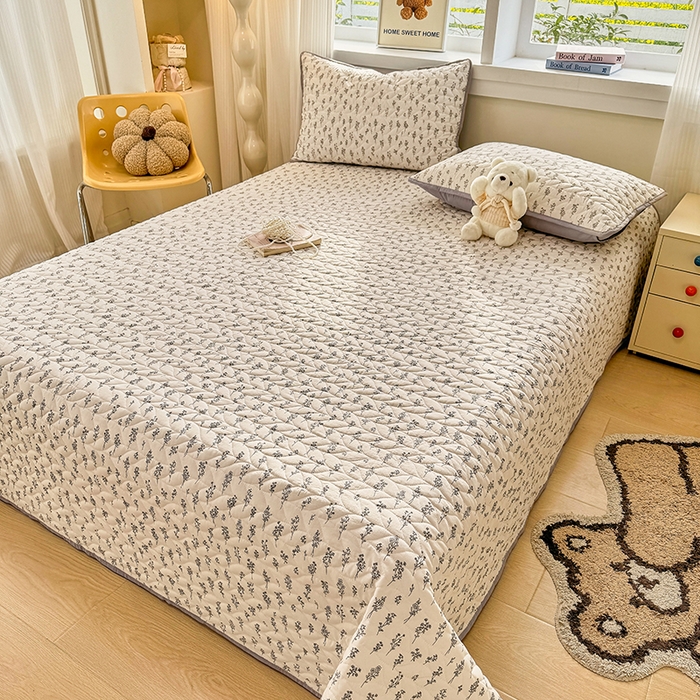 91家纺网 家纺一手货源 找家纺 汣沐生活 2025新款可水洗针织棉印花款夹棉床盖床盖三件套 小晴天