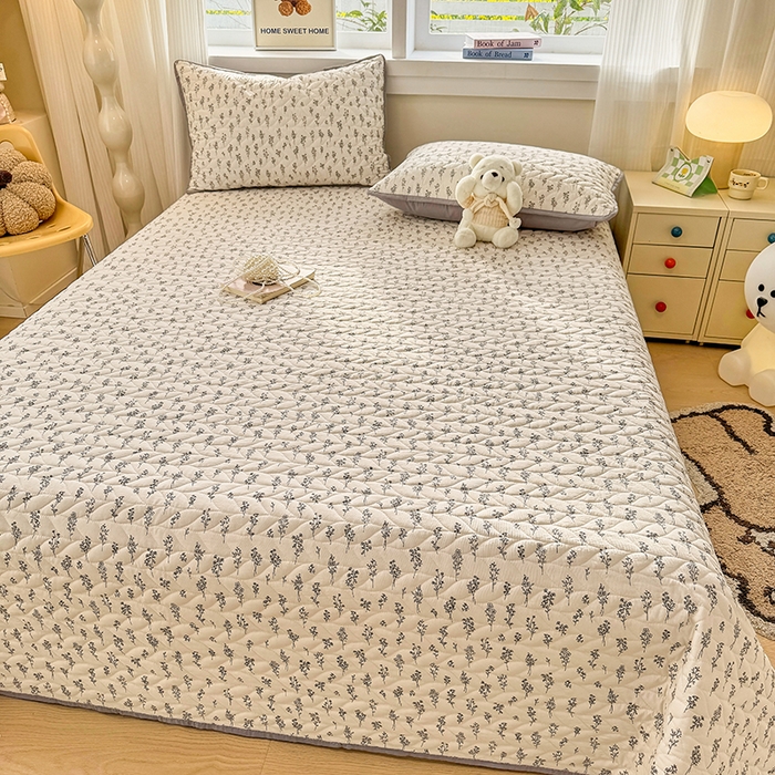 91家纺网 家纺一手货源 找家纺 汣沐生活 2025新款可水洗针织棉印花款夹棉床盖床盖三件套 小晴天