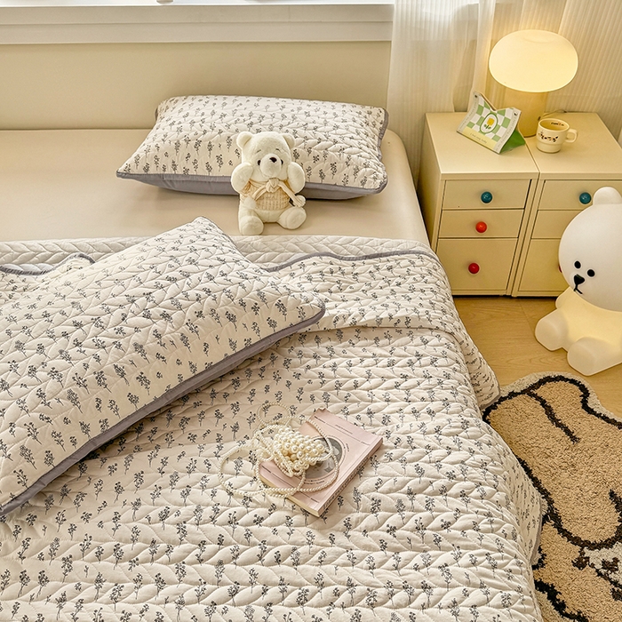 91家纺网 家纺一手货源 找家纺 汣沐生活 2025新款可水洗针织棉印花款夹棉床盖床盖三件套 小晴天