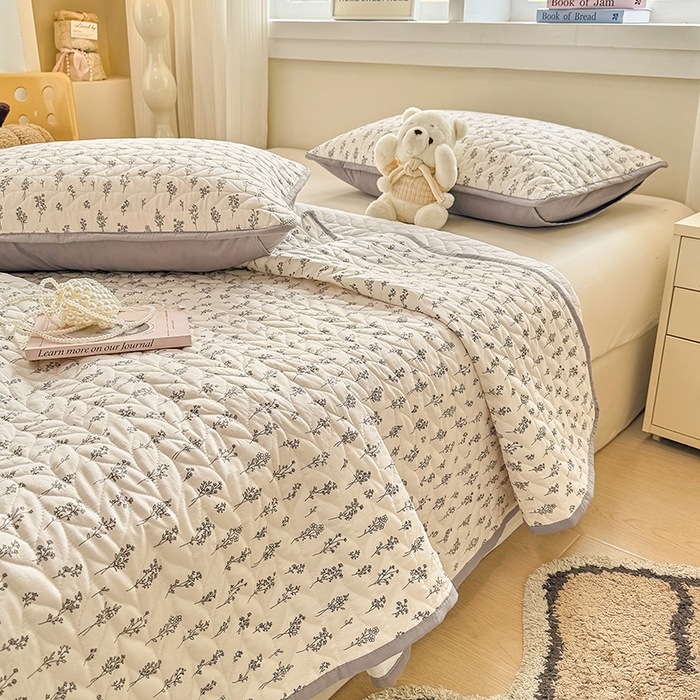 91家纺网 家纺一手货源 找家纺 汣沐生活 2025新款可水洗针织棉印花款夹棉床盖床盖三件套 小晴天