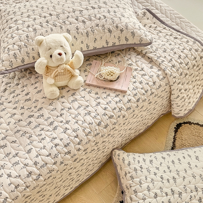 91家纺网 家纺一手货源 找家纺 汣沐生活 2025新款可水洗针织棉印花款夹棉床盖床盖三件套 小晴天