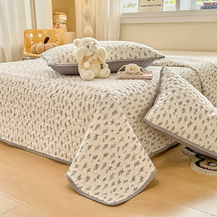 91家纺网 家纺一手货源 找家纺 汣沐生活 2025新款可水洗针织棉印花款夹棉床盖床盖三件套 小晴天