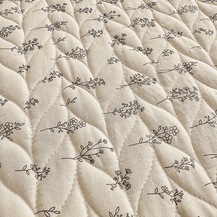 91家纺网 家纺一手货源 找家纺 汣沐生活 2025新款可水洗针织棉印花款夹棉床盖床盖三件套 小晴天