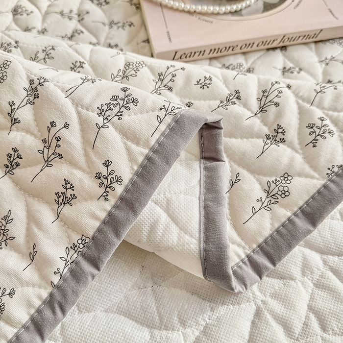 91家纺网 家纺一手货源 找家纺 汣沐生活 2025新款可水洗针织棉印花款夹棉床盖床盖三件套 小晴天