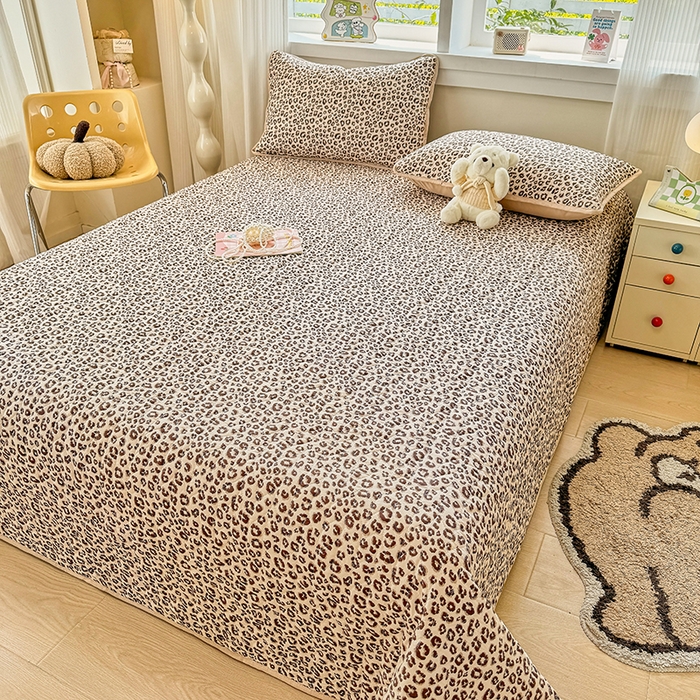 91家纺网 家纺一手货源 找家纺 汣沐生活 2025新款可水洗针织棉印花款夹棉床盖床盖三件套 小时代-咖