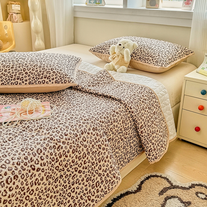 91家纺网 家纺一手货源 找家纺 汣沐生活 2025新款可水洗针织棉印花款夹棉床盖床盖三件套 小时代-咖