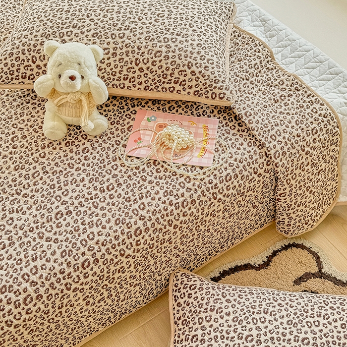 91家纺网 家纺一手货源 找家纺 汣沐生活 2025新款可水洗针织棉印花款夹棉床盖床盖三件套 小时代-咖