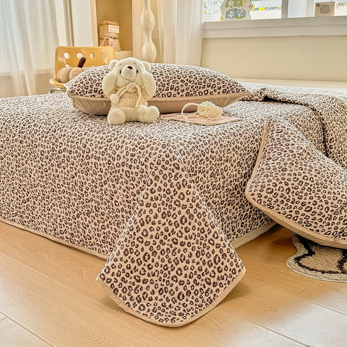 91家纺网 家纺一手货源 找家纺 汣沐生活 2025新款可水洗针织棉印花款夹棉床盖床盖三件套 小时代-咖