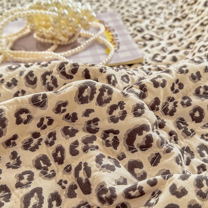 91家纺网 家纺一手货源 找家纺 汣沐生活 2025新款可水洗针织棉印花款夹棉床盖床盖三件套 小时代-咖