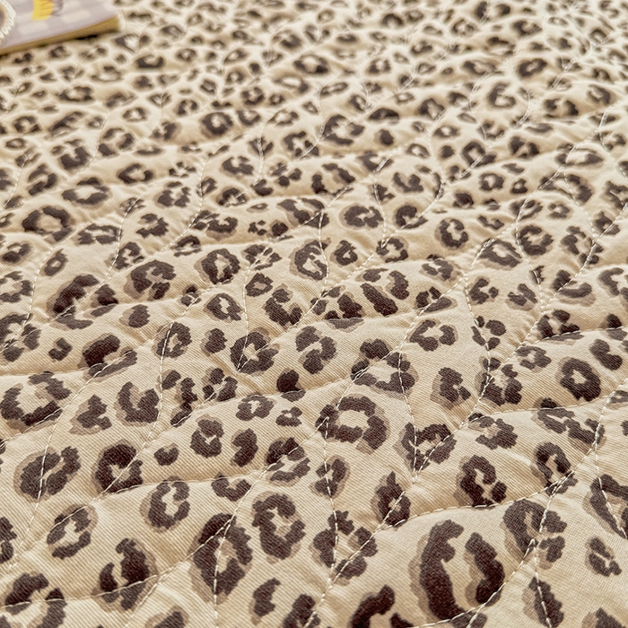 91家纺网 家纺一手货源 找家纺 汣沐生活 2025新款可水洗针织棉印花款夹棉床盖床盖三件套 小时代-咖