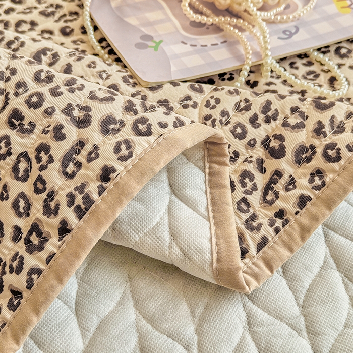 91家纺网 家纺一手货源 找家纺 汣沐生活 2025新款可水洗针织棉印花款夹棉床盖床盖三件套 小时代-咖