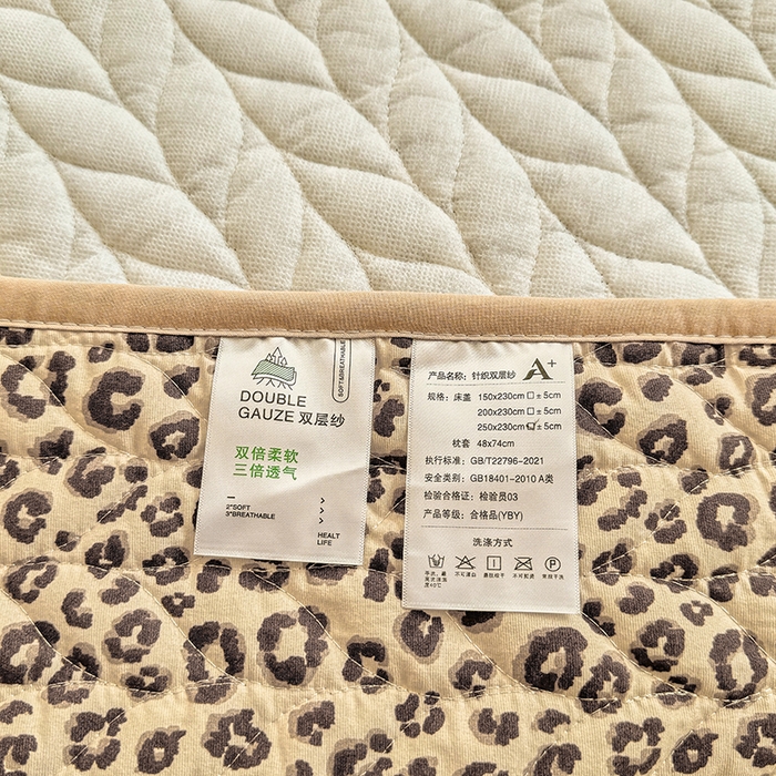 91家纺网 家纺一手货源 找家纺 汣沐生活 2025新款可水洗针织棉印花款夹棉床盖床盖三件套 小时代-咖