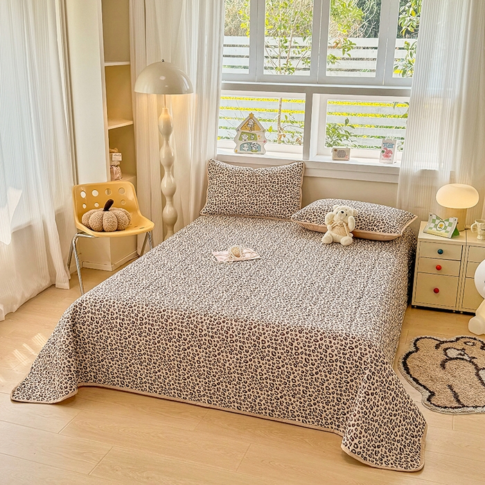 91家纺网 家纺一手货源 找家纺 汣沐生活 2025新款可水洗针织棉印花款夹棉床盖床盖三件套 小时代-咖