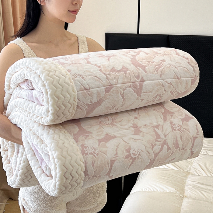 91家纺网 家纺一手货源 找家纺 （总）倾慕家纺 2025新款雕花绒贝贝绒三层复合保暖毯