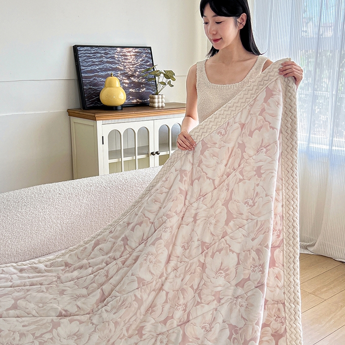 91家纺网 家纺一手货源 找家纺 倾慕家纺 2026新款雕花绒贝贝绒三层复合保暖毯 三层毯繁华倾心粉