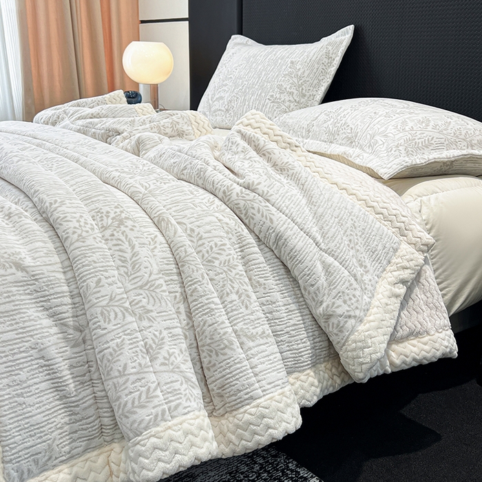 91家纺网 家纺一手货源 找家纺 倾慕家纺 2026新款雕花绒贝贝绒三层复合保暖毯 三层毯长夏叶曼米灰