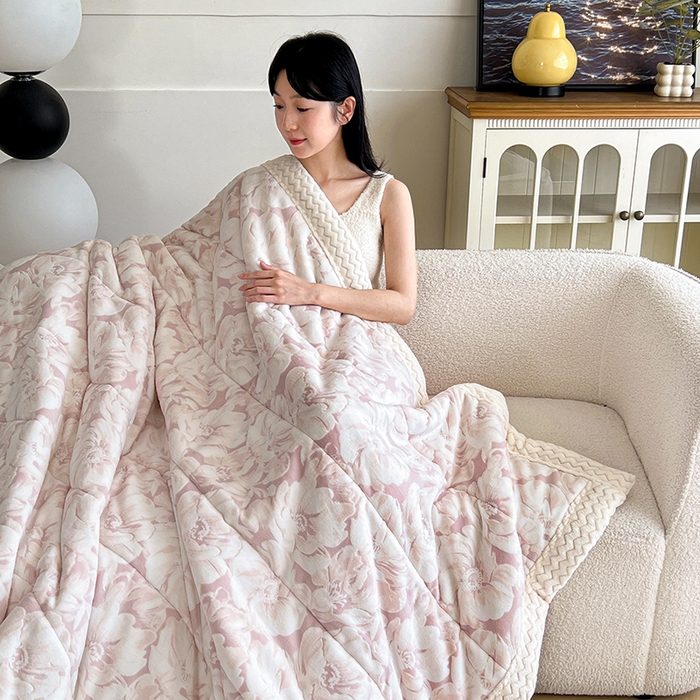 91家纺网 家纺一手货源 找家纺 倾慕家纺 2026新款雕花绒贝贝绒三层复合保暖毯 三层毯繁华倾心粉