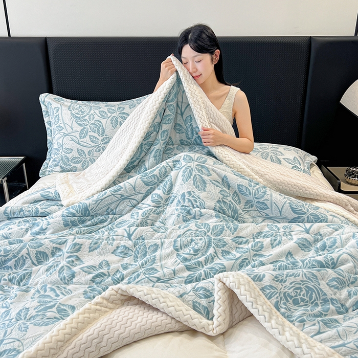 91家纺网 家纺一手货源 找家纺 倾慕家纺 2026新款雕花绒贝贝绒三层复合保暖毯 三层毯爱意浓蓝