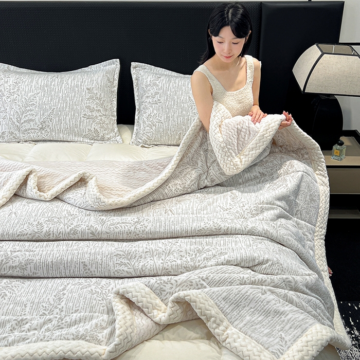 91家纺网 家纺一手货源 找家纺 倾慕家纺 2026新款雕花绒贝贝绒三层复合保暖毯 三层毯长夏叶曼米灰
