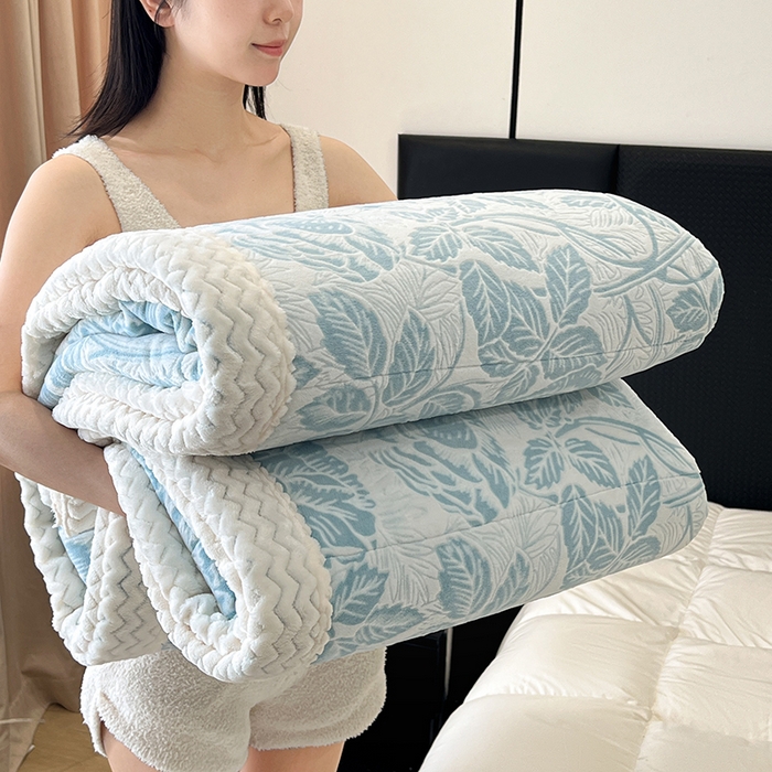 91家纺网 家纺一手货源 找家纺 倾慕家纺 2026新款雕花绒贝贝绒三层复合保暖毯 三层毯爱意浓蓝
