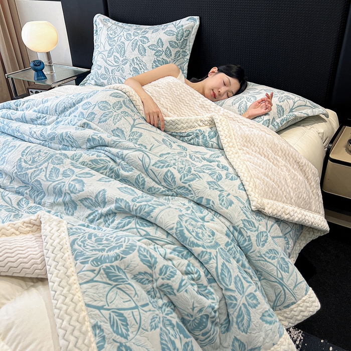 91家纺网 家纺一手货源 找家纺 倾慕家纺 2026新款雕花绒贝贝绒三层复合保暖毯 三层毯爱意浓蓝