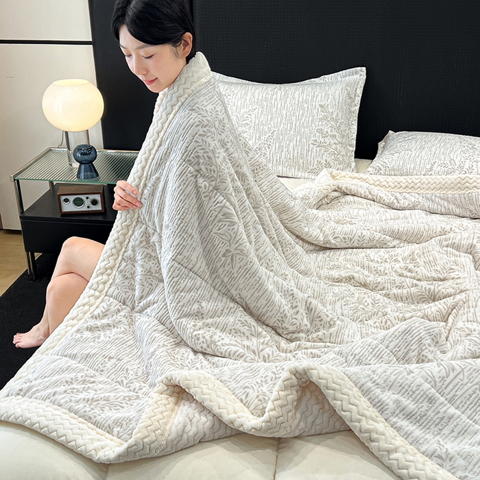 91家纺网 家纺一手货源 找家纺 倾慕家纺 2026新款雕花绒贝贝绒三层复合保暖毯 三层毯长夏叶曼米灰