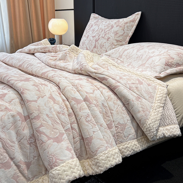 91家纺网 家纺一手货源 找家纺 倾慕家纺 2026新款雕花绒贝贝绒三层复合保暖毯 三层毯繁华倾心粉