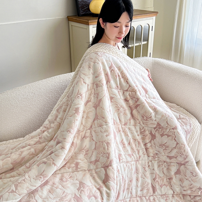 91家纺网 家纺一手货源 找家纺 倾慕家纺 2026新款雕花绒贝贝绒三层复合保暖毯 三层毯繁华倾心粉