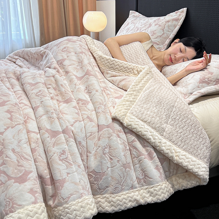 91家纺网 家纺一手货源 找家纺 倾慕家纺 2026新款雕花绒贝贝绒三层复合保暖毯 三层毯繁华倾心粉