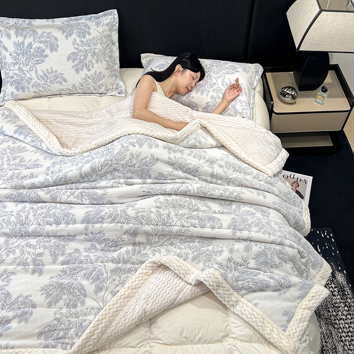 91家纺网 家纺一手货源 找家纺 倾慕家纺 2026新款雕花绒贝贝绒三层复合保暖毯 三层毯乐枝蓝